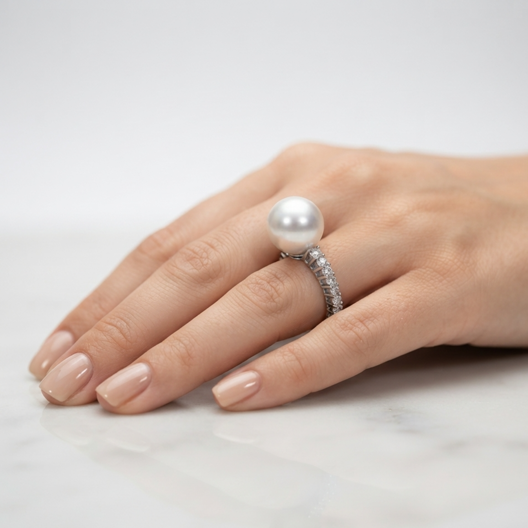 Anello Foè gioielli in oro bianco con veretta di diamanti con perla centrale