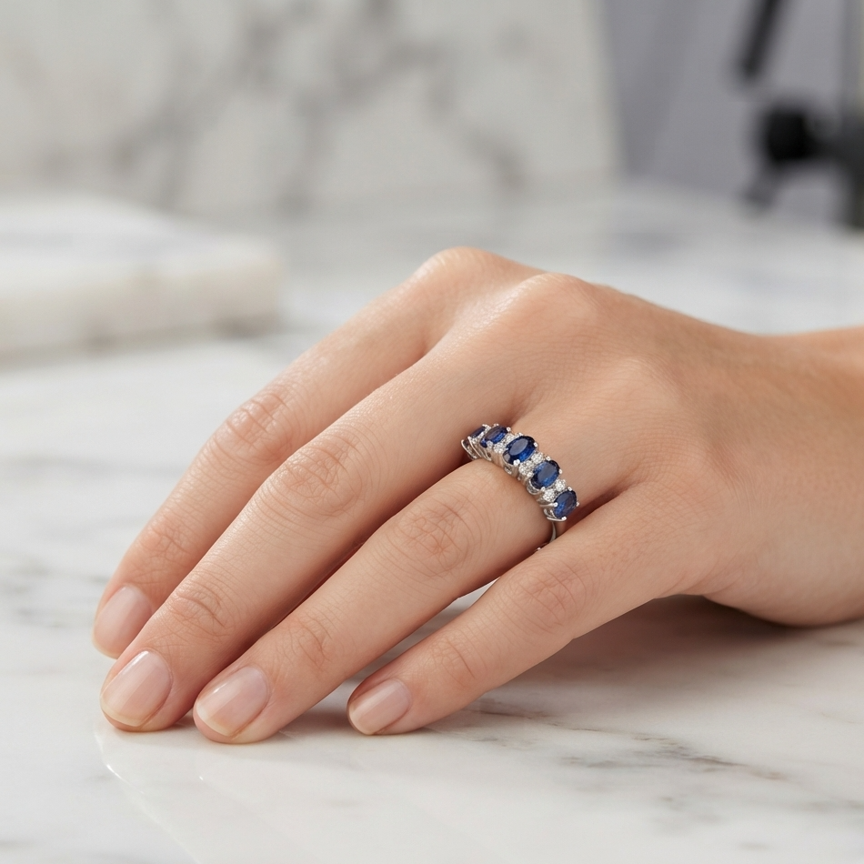 Anello Foè gioielli in oro bianco veretta con zaffiri a scalare con diamanti