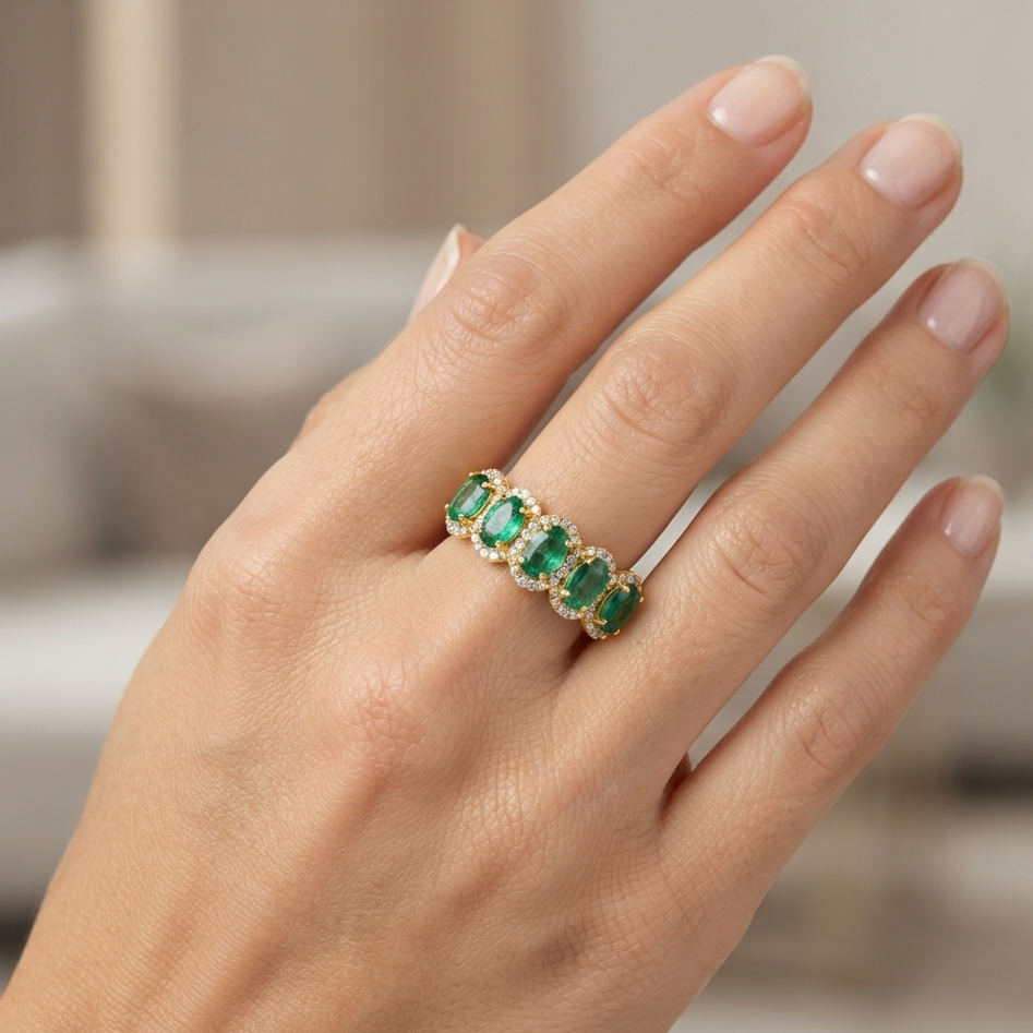 Anello Foè gioielli in oro giallo veretta con smeraldi con contorno di diamanti
