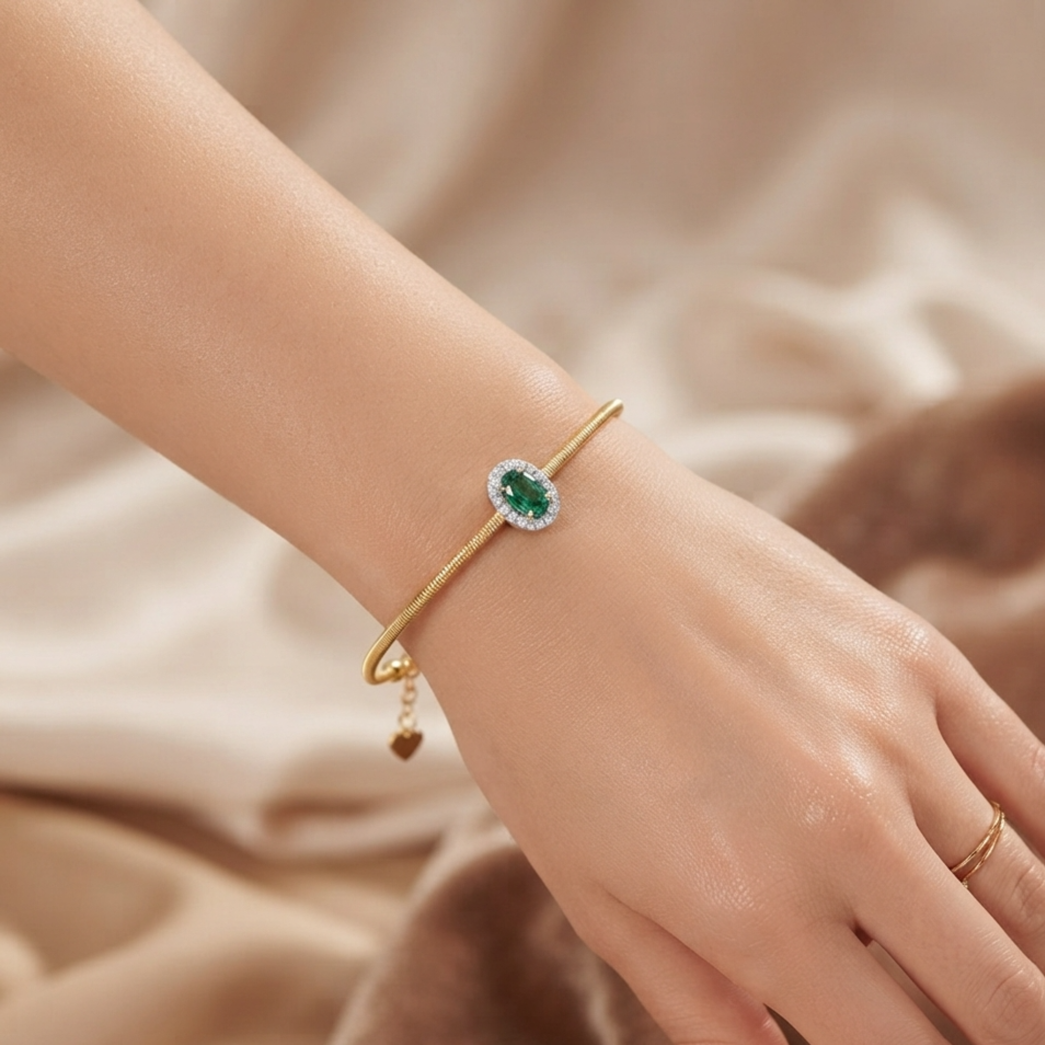 Bracciale Gianna Carità rigido in oro giallo e centrale in oro bianco con smeraldo e diamanti Collezione Aurea